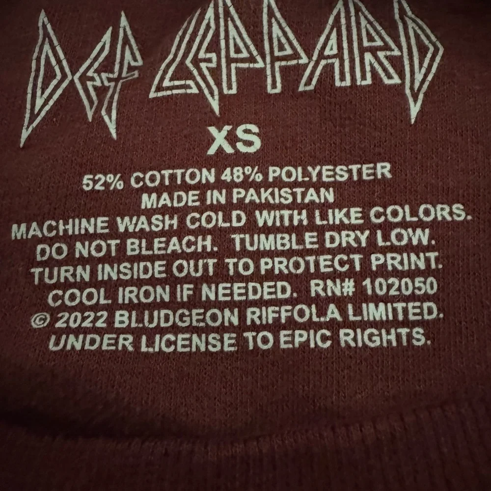 Def leopard crew neck light weighty sweatshirts. Maroon Size XS - Picture 6 of 8